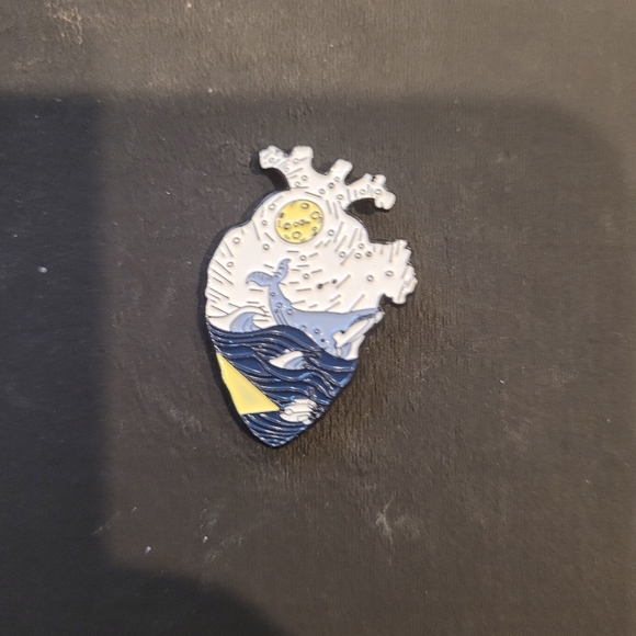 🆕️5/$28 Blue Whale Heart Enamel Pin - Picture 5 of 6